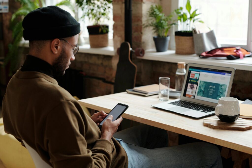 Mann In Der Braunen Jacke Mit Silbernem Ipad