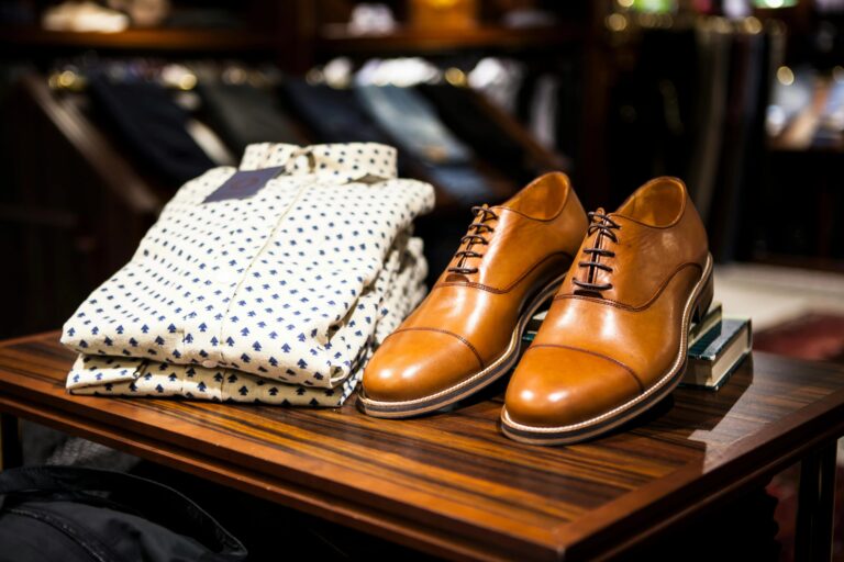 Paar Braune Leder Freizeitschuhe Auf Dem Tisch