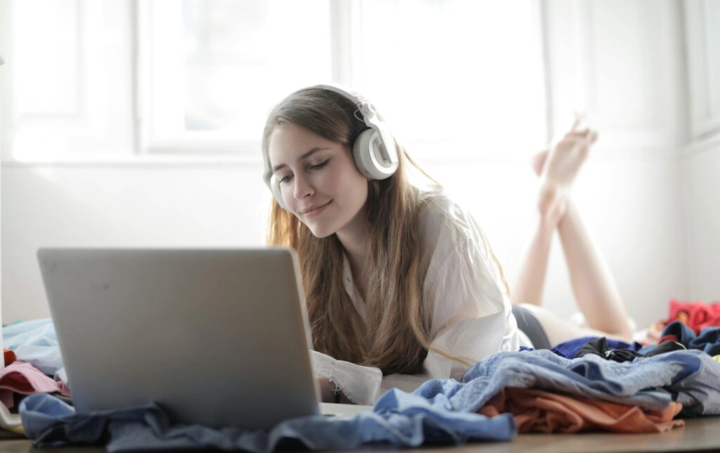 Frau Im Weißen Hemd Mit Silbernem Macbook