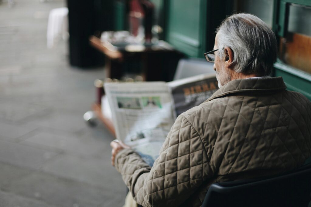 Mann Sitzt Lesung Zeitung
