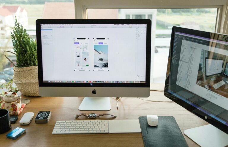 Apple Imac Auf Brown Wooden Desk