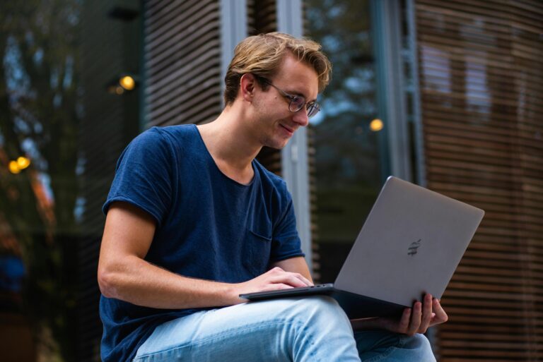 Selektives Fokusfoto Des Mannes, Der Laptop Verwendet