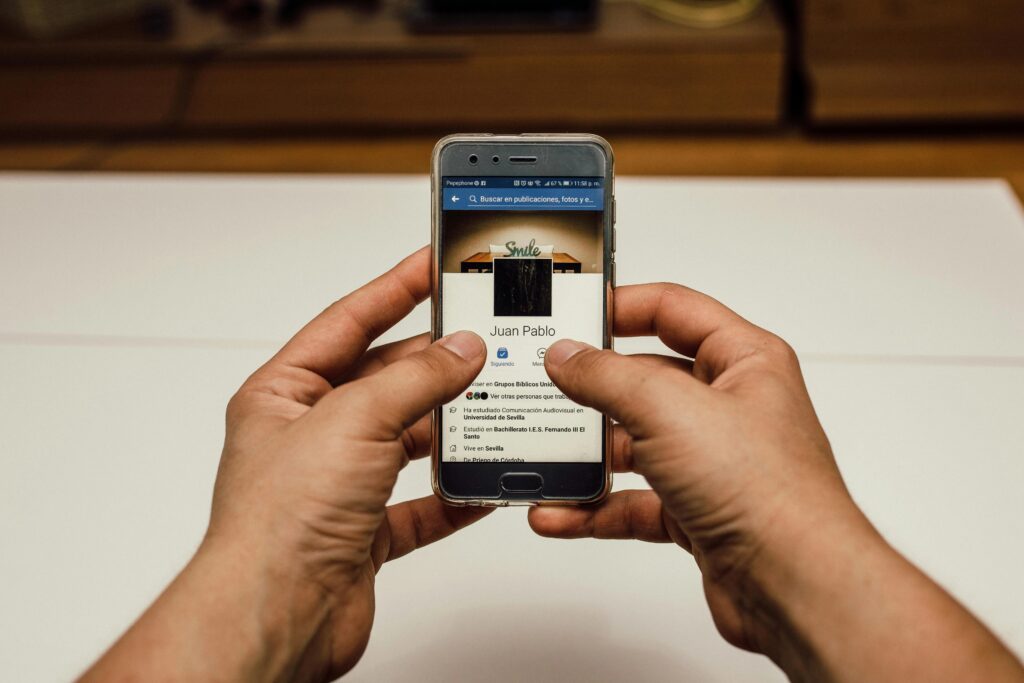 Person, Die Silbernes Smartphone Hält