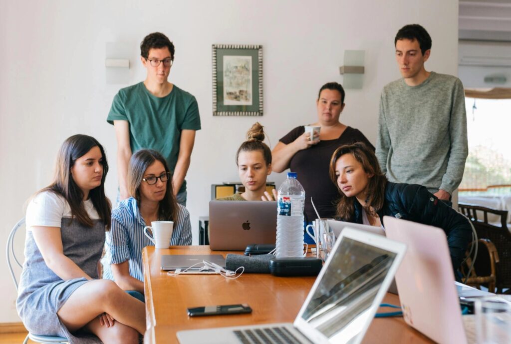 Gruppe Von Menschen, Die Auf Laptop Beobachten