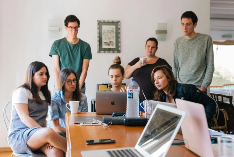 Gruppe Von Menschen, Die Auf Laptop Beobachten