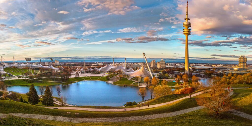 Weißer Turm Neben Dem Fluss